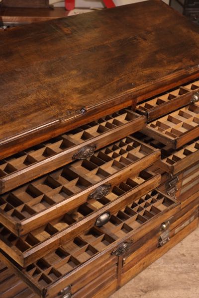 petit meuble de metier etroit